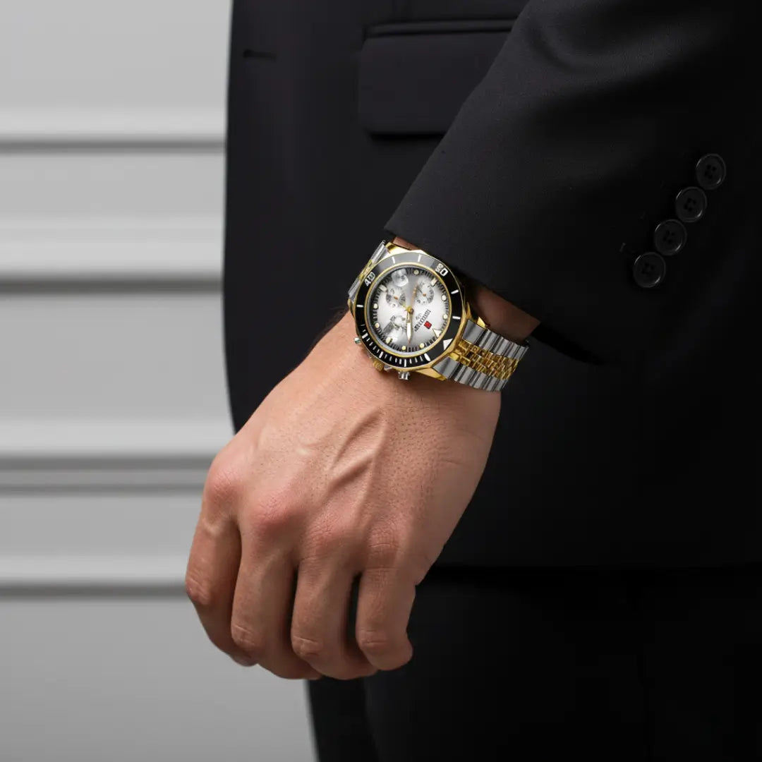 Relógio casual masculino bicolor Atlas no pulso com terno, demonstrando uso em ocasiões sociais