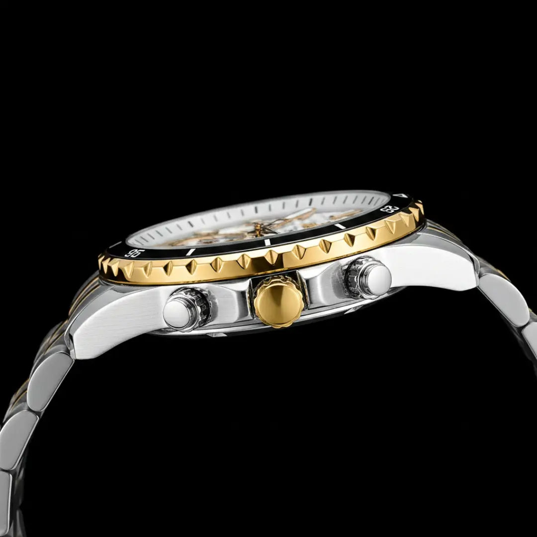 Relógio casual masculino prata com dourado Reward VIP Essence 45 mm com bisel canelado vista lateral da caixa