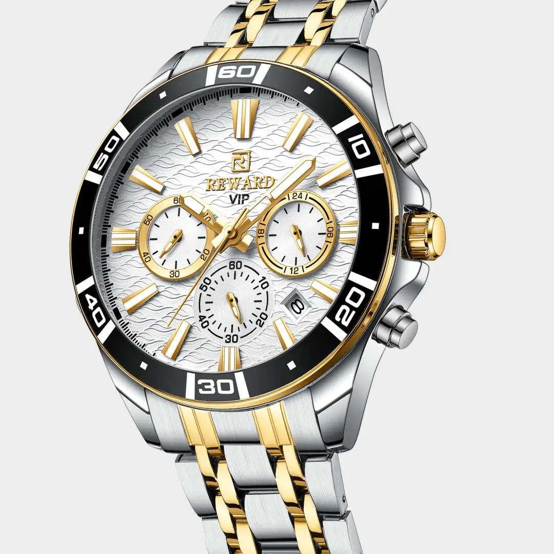 Relógio casual masculino bicolor Reward VIP Essence 44mm visto em ângulo de 3/4 destcando o mostrador padrão ondas, cronógrafo e coroa