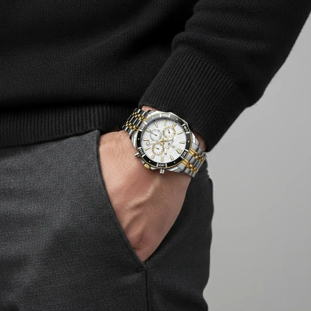 Relógio casual masculino bicolor Reward VIP Essence 44mm visto sob o pulso em ângulo frontal abaixo da cintura