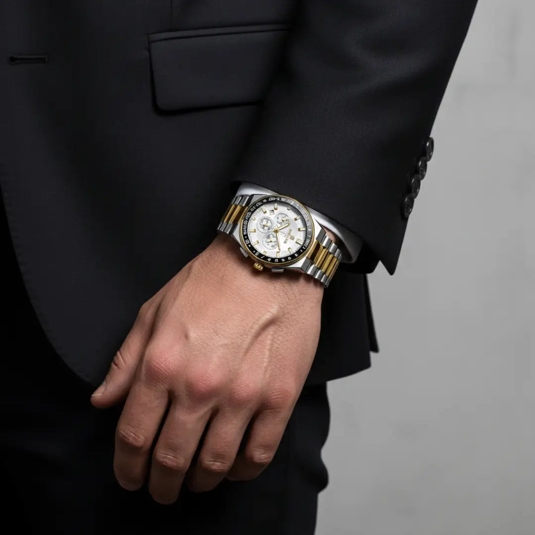 Relógio casual masculino bicolor Navigator Master 44mm versátil presente no pulso em momento social