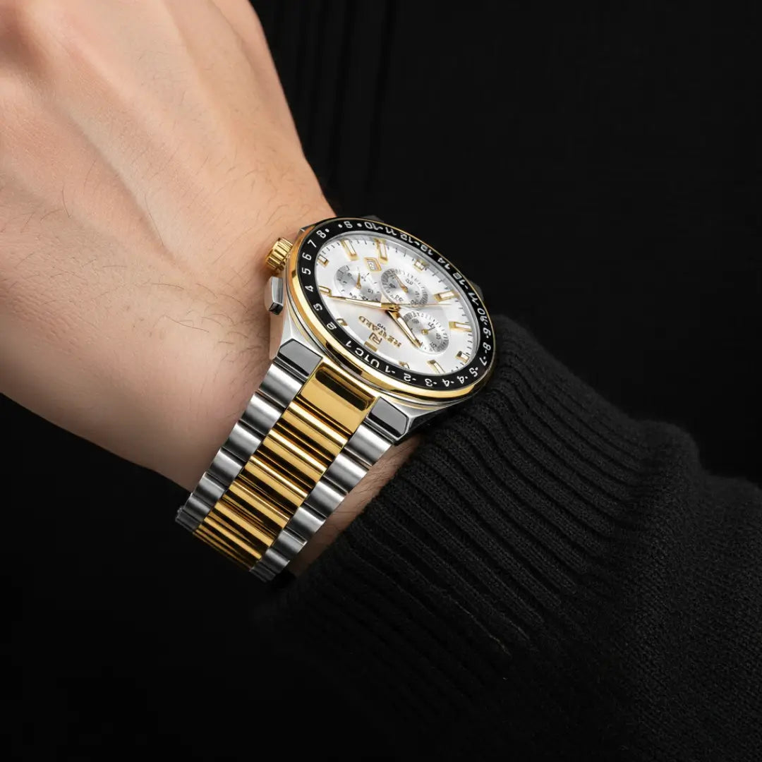 Relógio casual masculino bicolor Navigator Master com caixa de 44mm visto no pulso com foco em datalhes