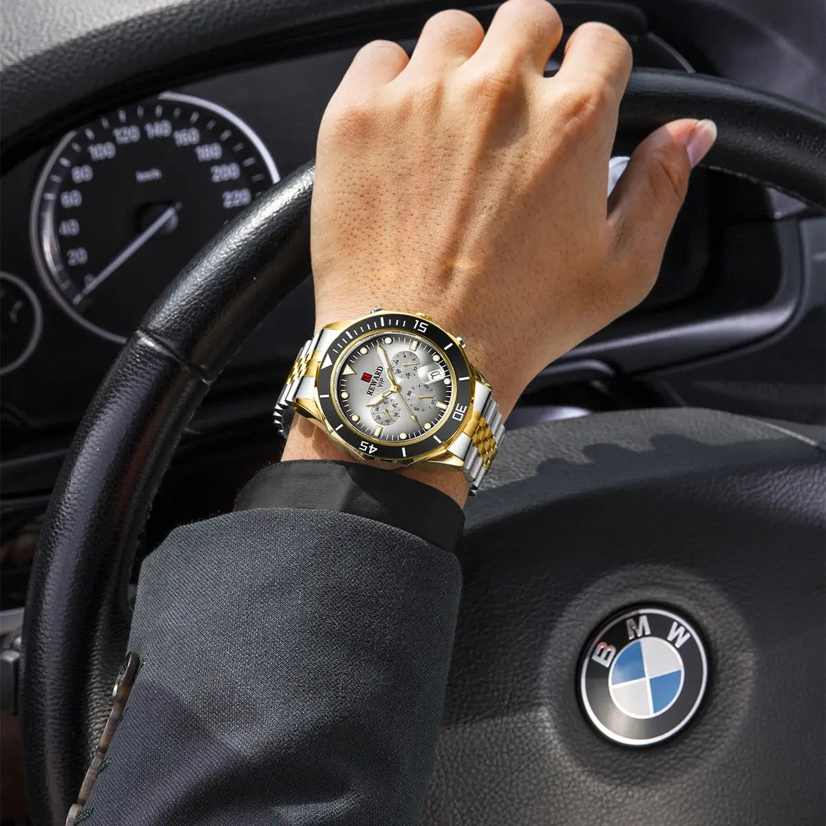 Relógio casual masculino bicolor Reward VIP Atlas utilizado no pulso com destaque da sua pulseira e mostrador