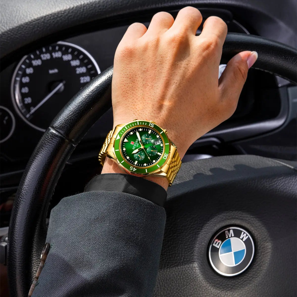 Relógio casual masculino dourado Reward VIP Atlas visto no pulso