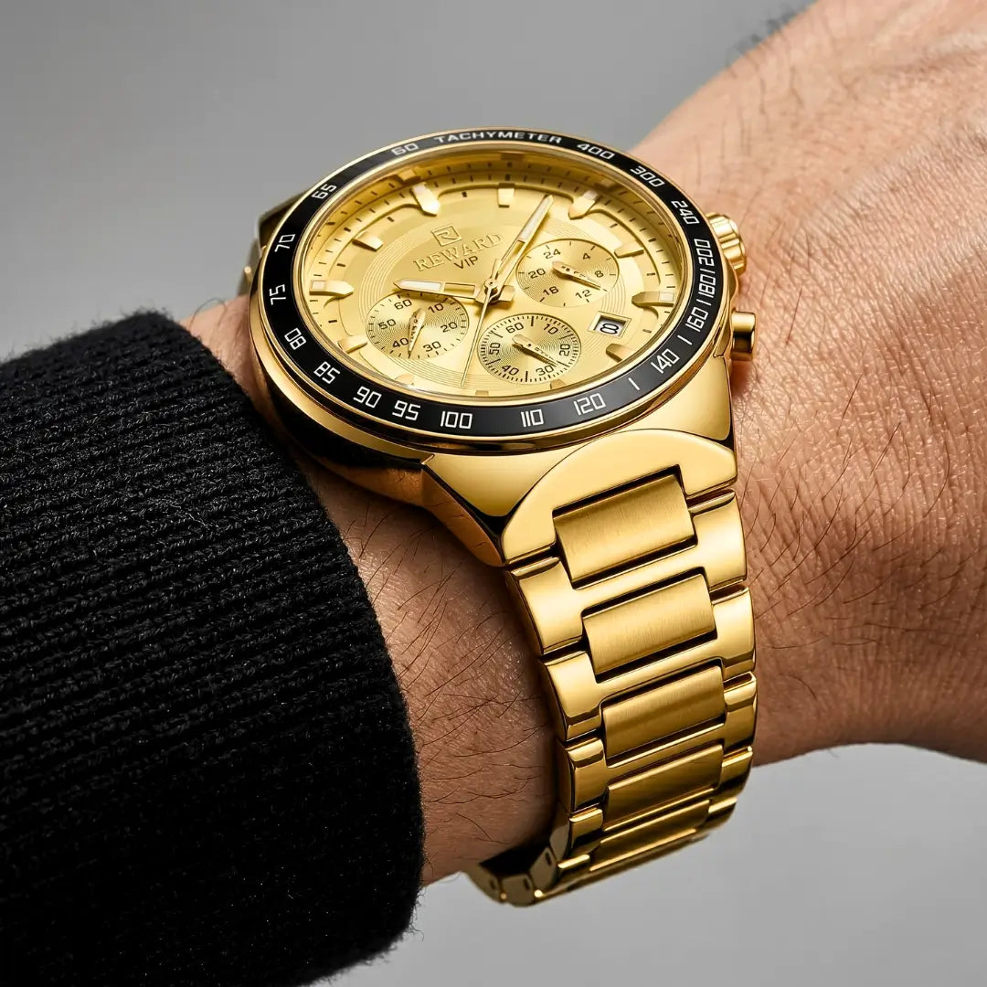 Relógio casual masculino dourado Reward VIP Magnus 45mm com vista sob o pulso close up na pulseira