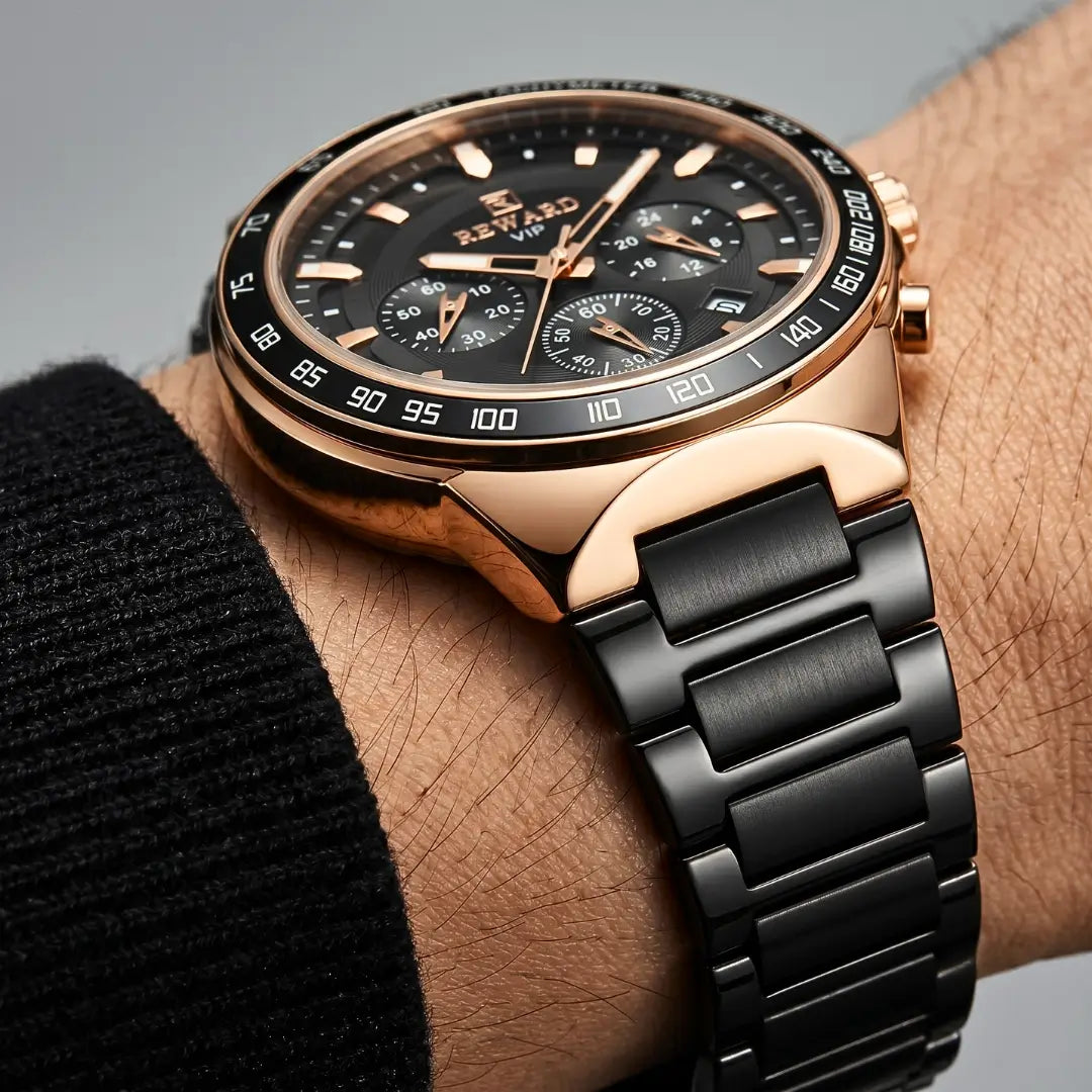 Relógio casual masculino preto com detalhes em ouro envelhecido Reward VIP Magnus com vista do modelo no pulso
