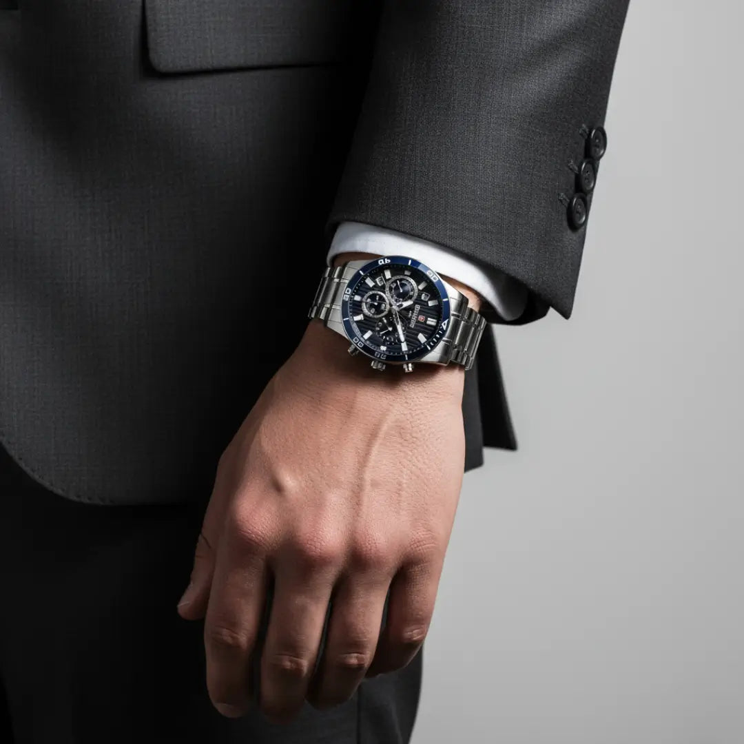 Relógio casual masculino prata com mostrador azul e cronógrafo Reward VIP Aurion 44mm visto sob o pulso