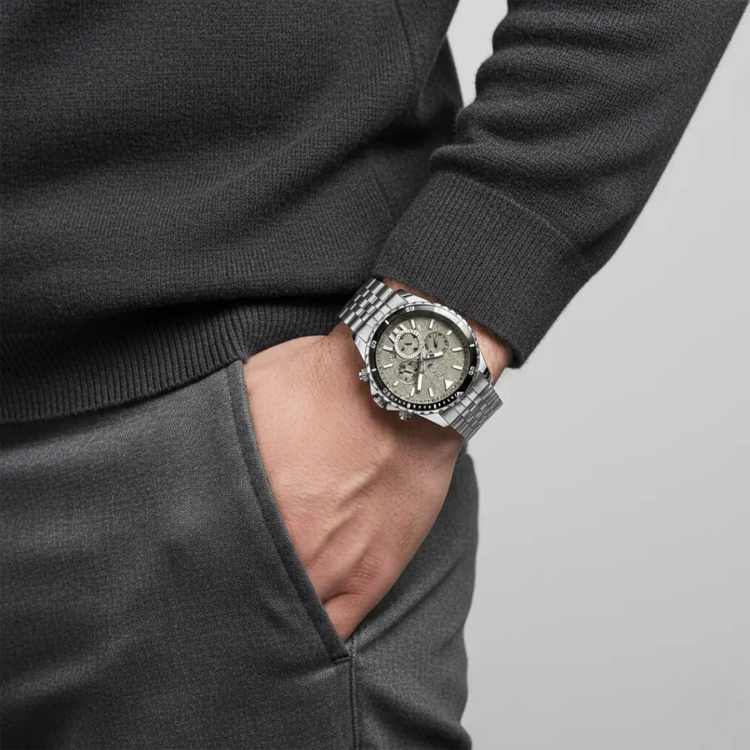 Relógio casual masculino prata com bisel canelado Reward VIP Essence 45 mm visto sob o pulso