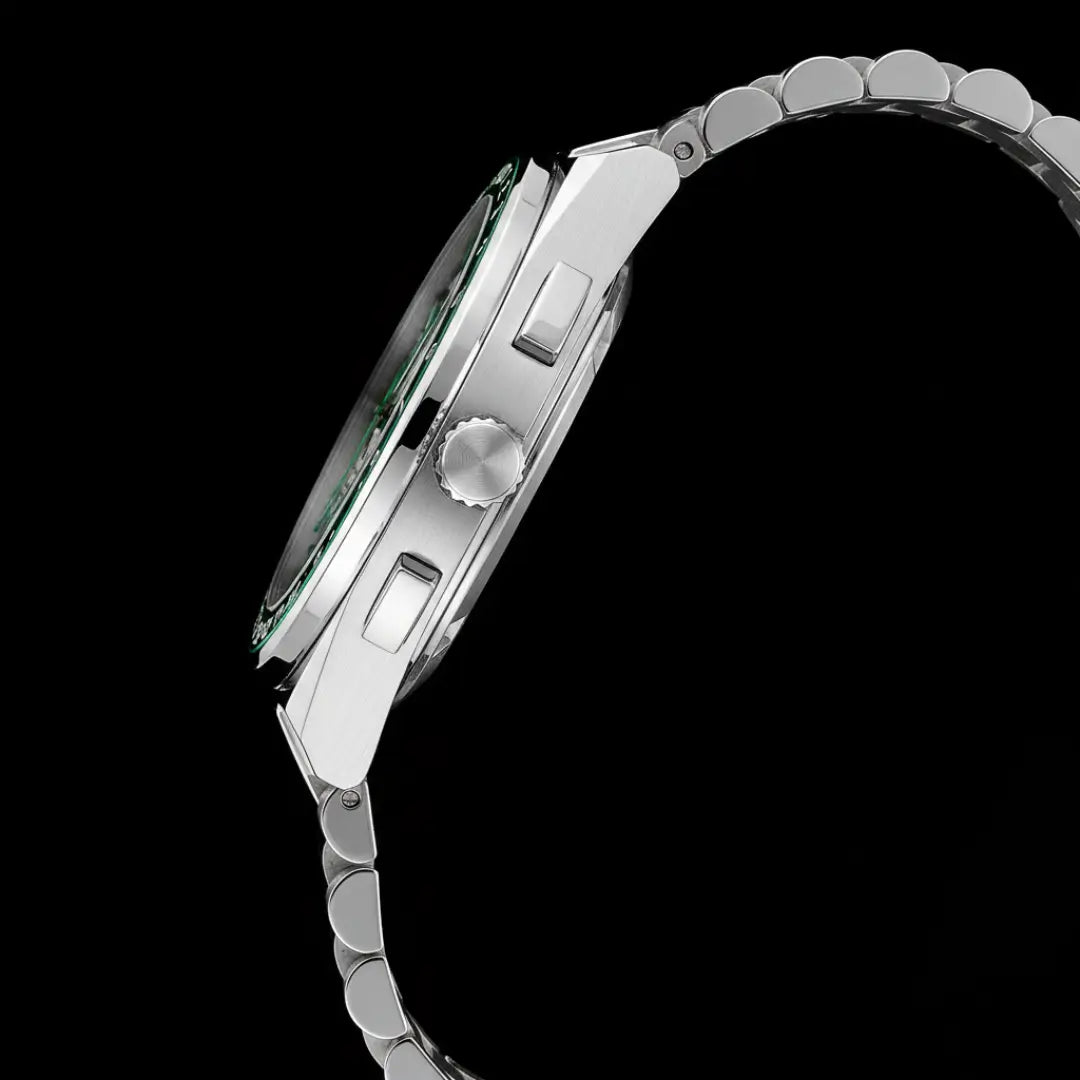 Relógio casual masculino prata Navigator Master visto da lateral da caixa e pulseira detacando seu acabamento e brilho