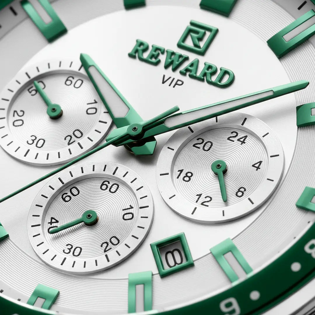 Relógio casual masculino prata Navigator Master visto do mostrador branco e ponteiros, índices e bisel verde