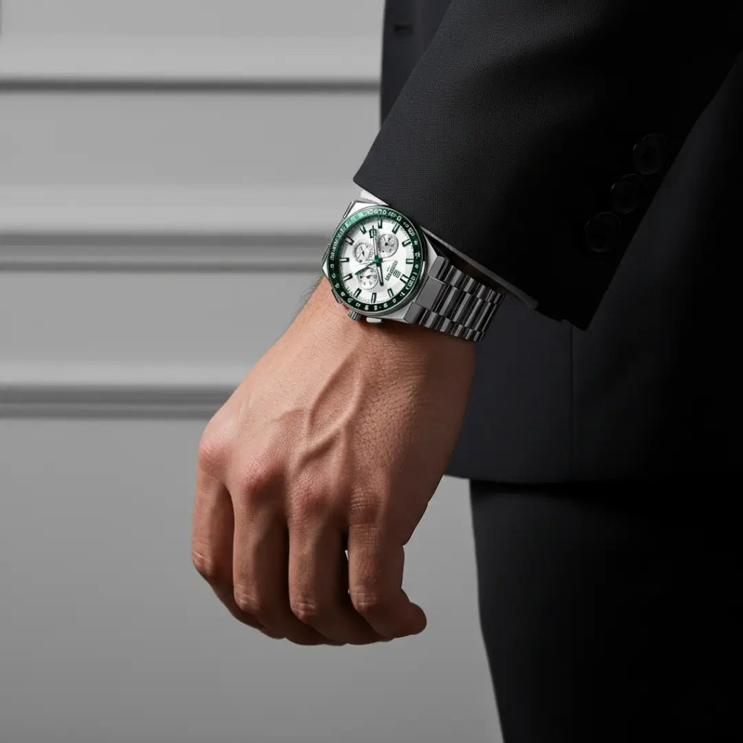 Relógio casual masculino prata Navigator Master visto no pulso de maneira elegante 