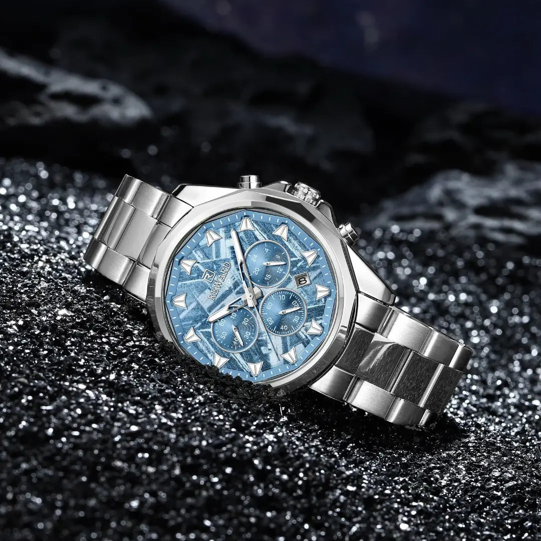 Close do mostrador azul do relógio masculino prata Reward VIP Vanguard, com detalhes refinados e contraste elegante entre o fundo azul profundo e os marcadores metálicos.
