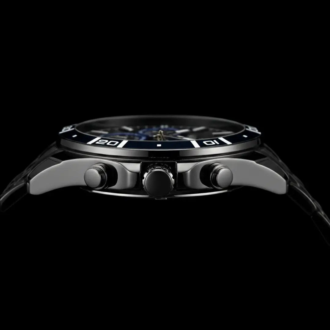 Relógio casual masculino preto com detalhes em azul Reward VIP Essence 44mm visto da lateral da caixa