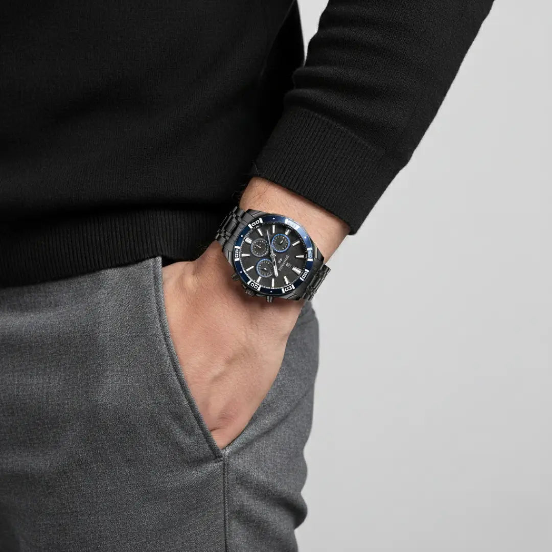 Relógio casual masculino preto com detalhes em azul Essence 44mm visto sob o pulso