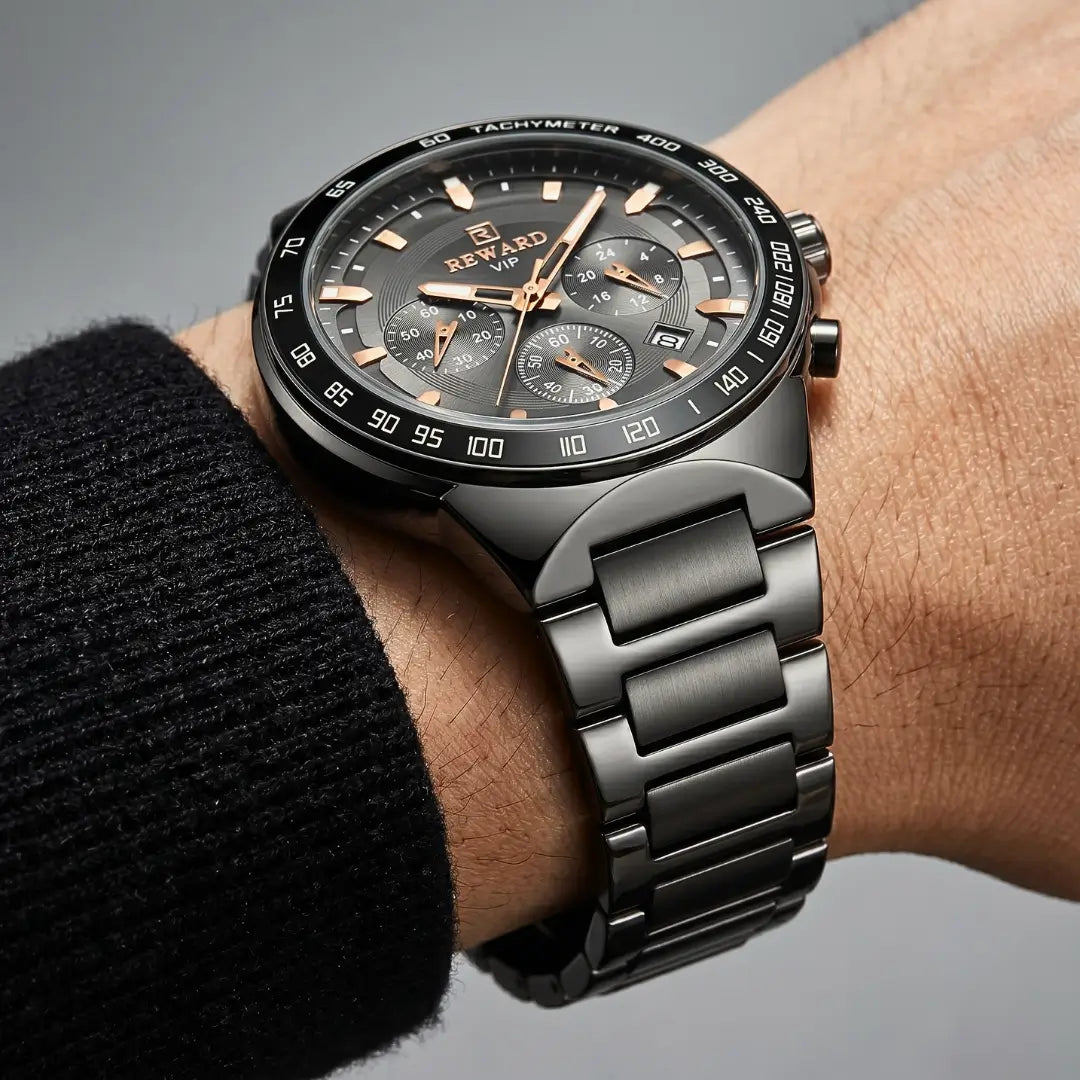 Relógio casual masculino preto Reward VIP Magnus 45mm com vista em close up do modelo no pulso.