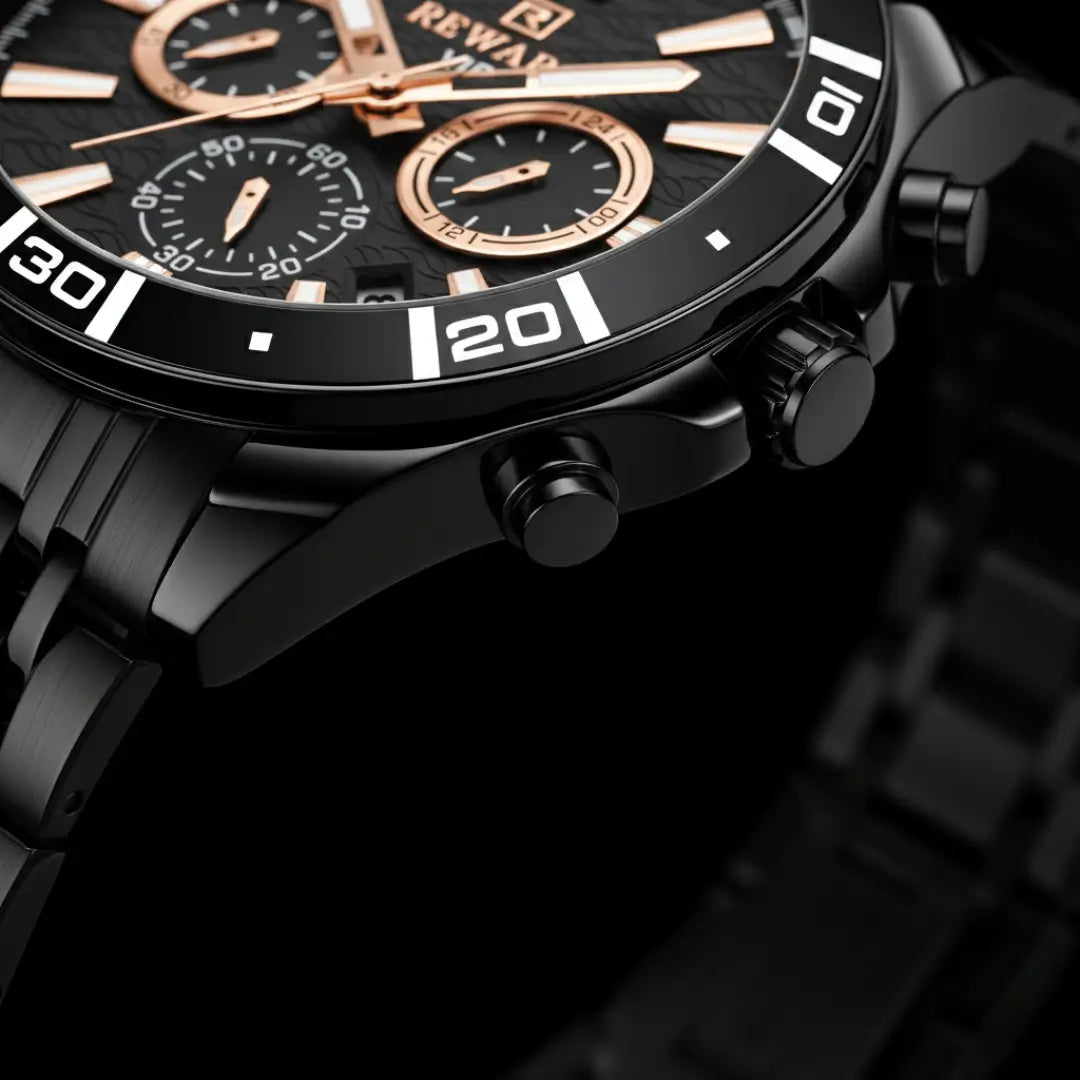 Relógio casual masculino preto com detalhes em ouro rosa Reward VIP Essence 44mm visto da coroa com mostrador ao fundo