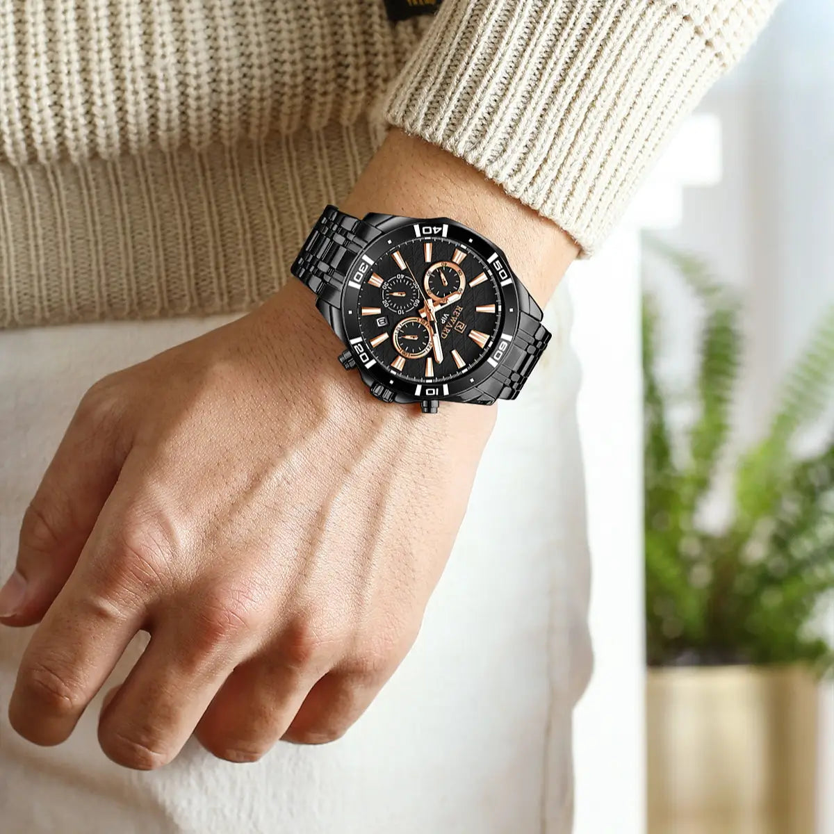 Relógio casual masculino preto com detalhes em ouro rosa Reward VIP Essence 44mm visto sob o pulso