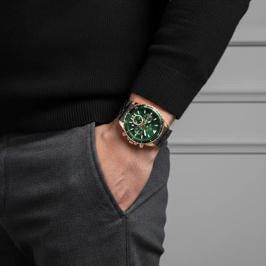 Relógio casual masculino preto com mostrador verde e bisel canelado Reward VIP Essence 45mm sob o pulso