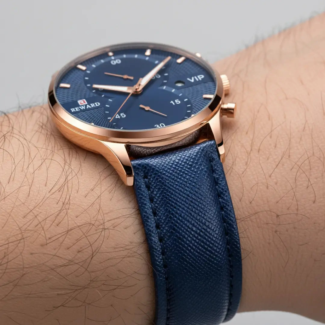 Detalhe da transição entre a caixa e a pulseira de couro do relógio Linéar Blue
