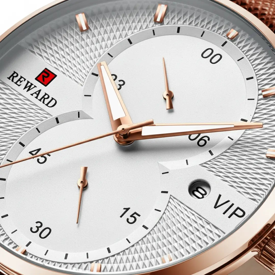 Close do mostrador do relógio clássico masculino Reward VIP Linéar Brown, evidenciando índices e ponteiros