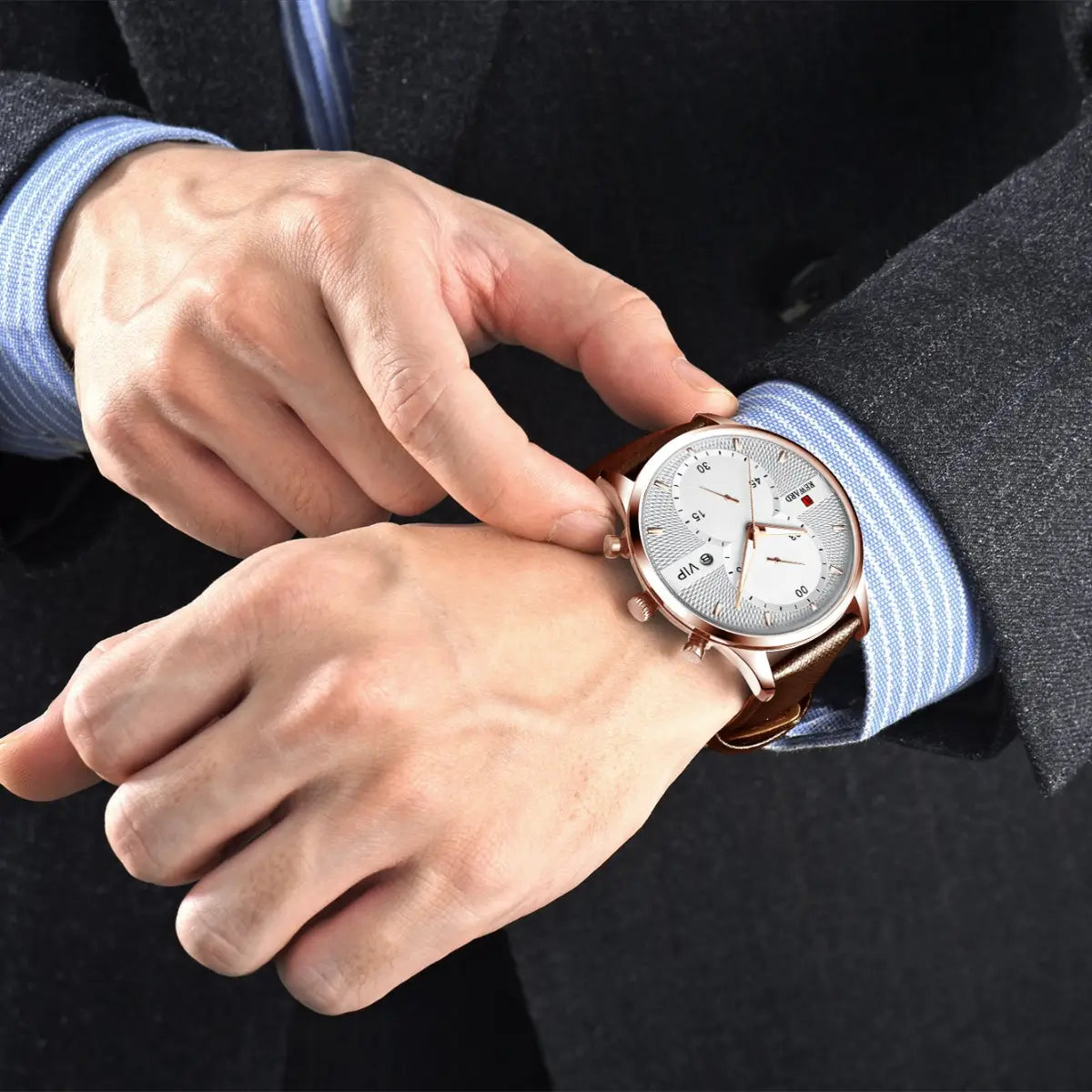 Relógio clássico masculino Reward VIP Linéar Brown no pulso em close, destacando o mostrador e os detalhes de leitura