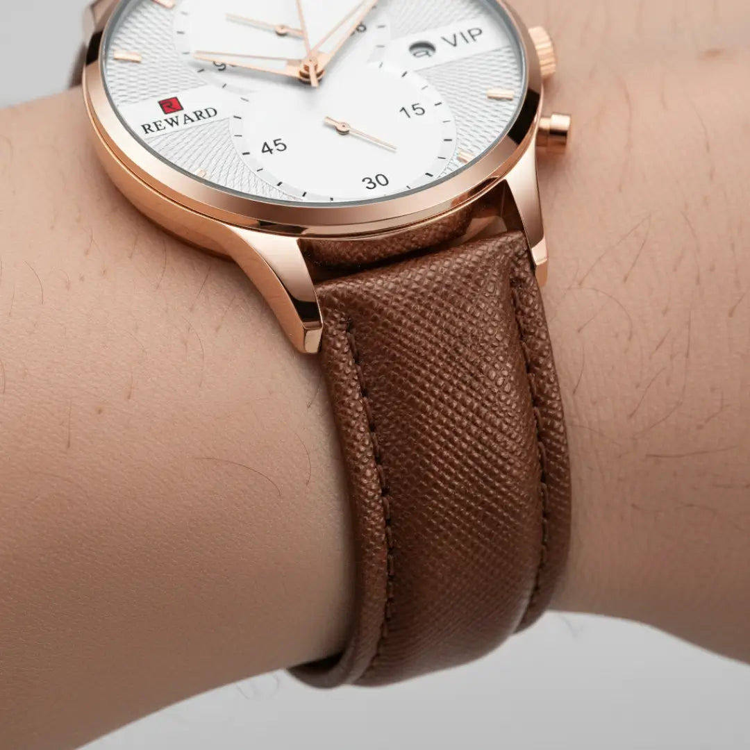Vista do relógio clássico masculino Reward VIP Linéar Brown no pulso, mostrando o encaixe entre a caixa e a pulseira