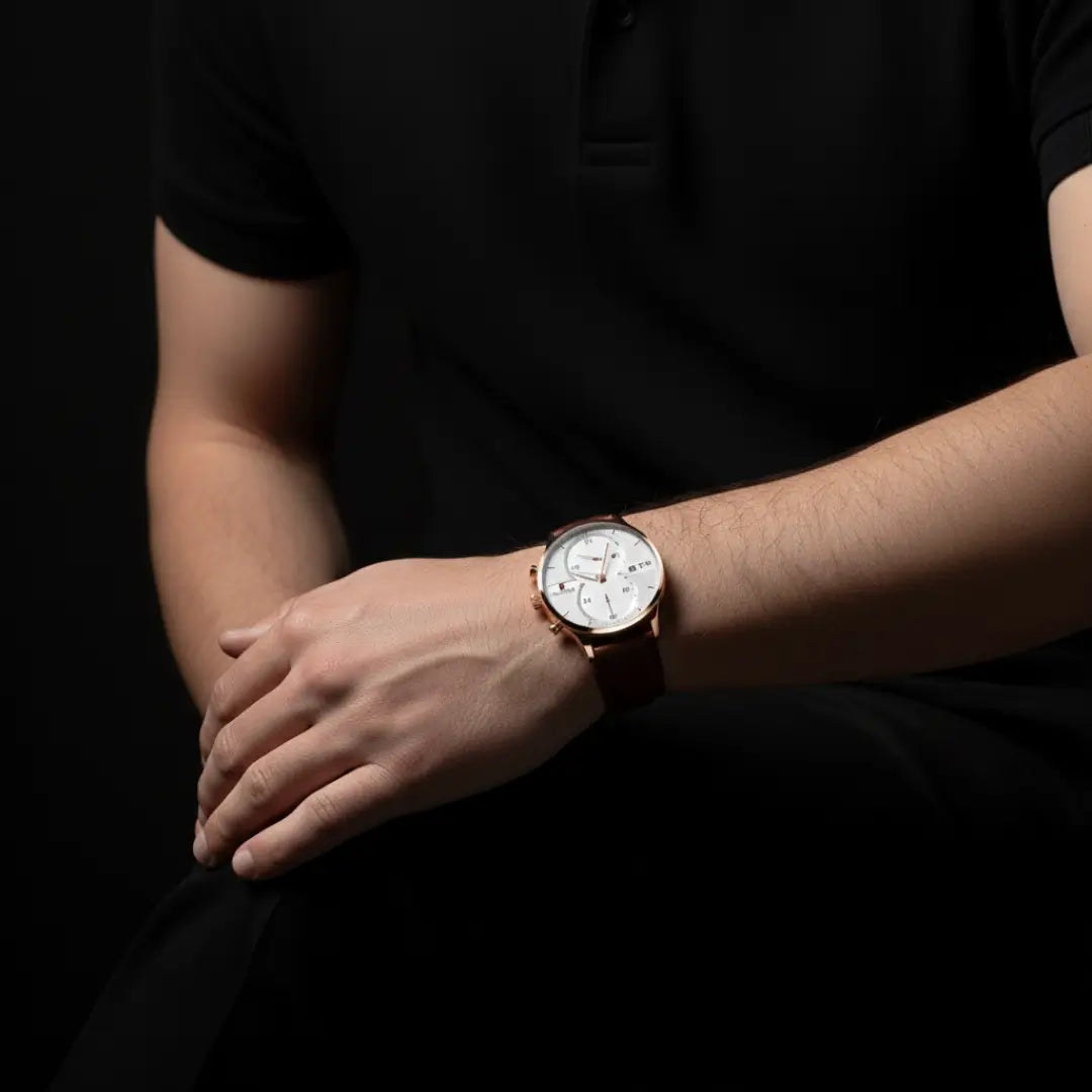 Relógio clássico masculino Reward VIP Linéar Brown no pulso com roupa preta em ambiente neutro