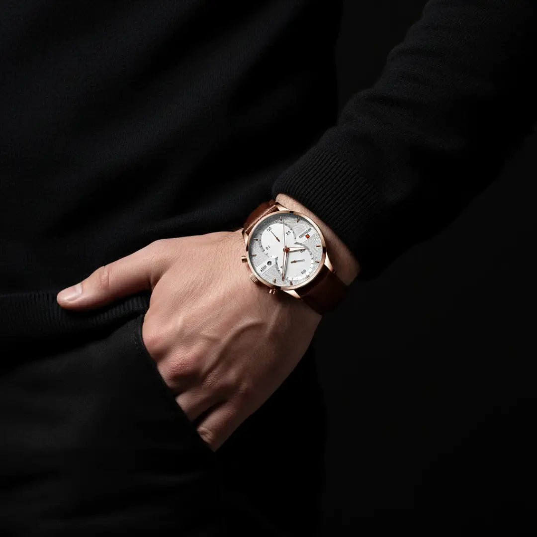 Relógio clássico masculino Reward VIP Linéar Brown no pulso com suéter preto em ambiente escuro