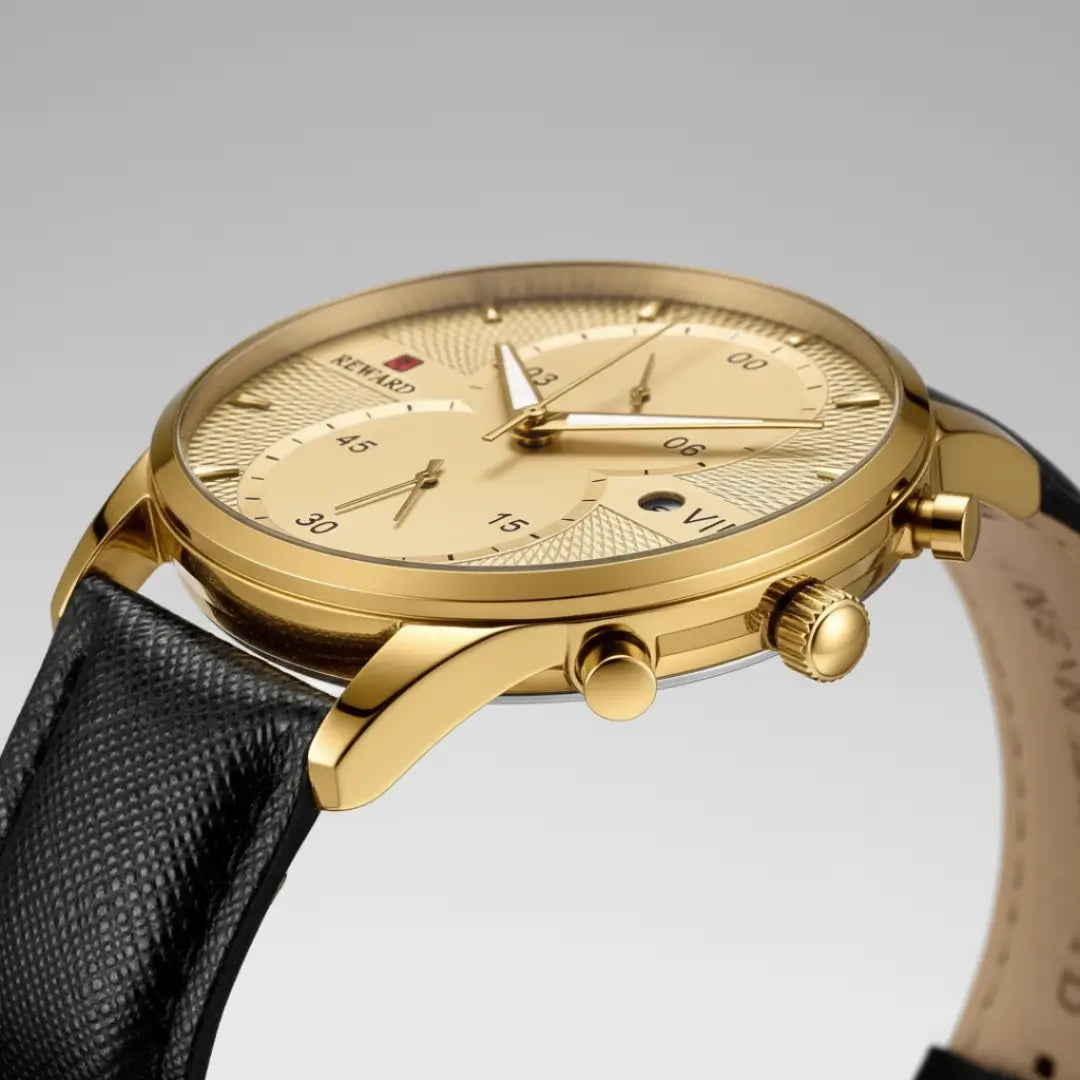 Vista do mostrador do relógio clássico masculino Reward VIP Linéar Gold em ângulo inclinado, mostrando a leitura do cristal
