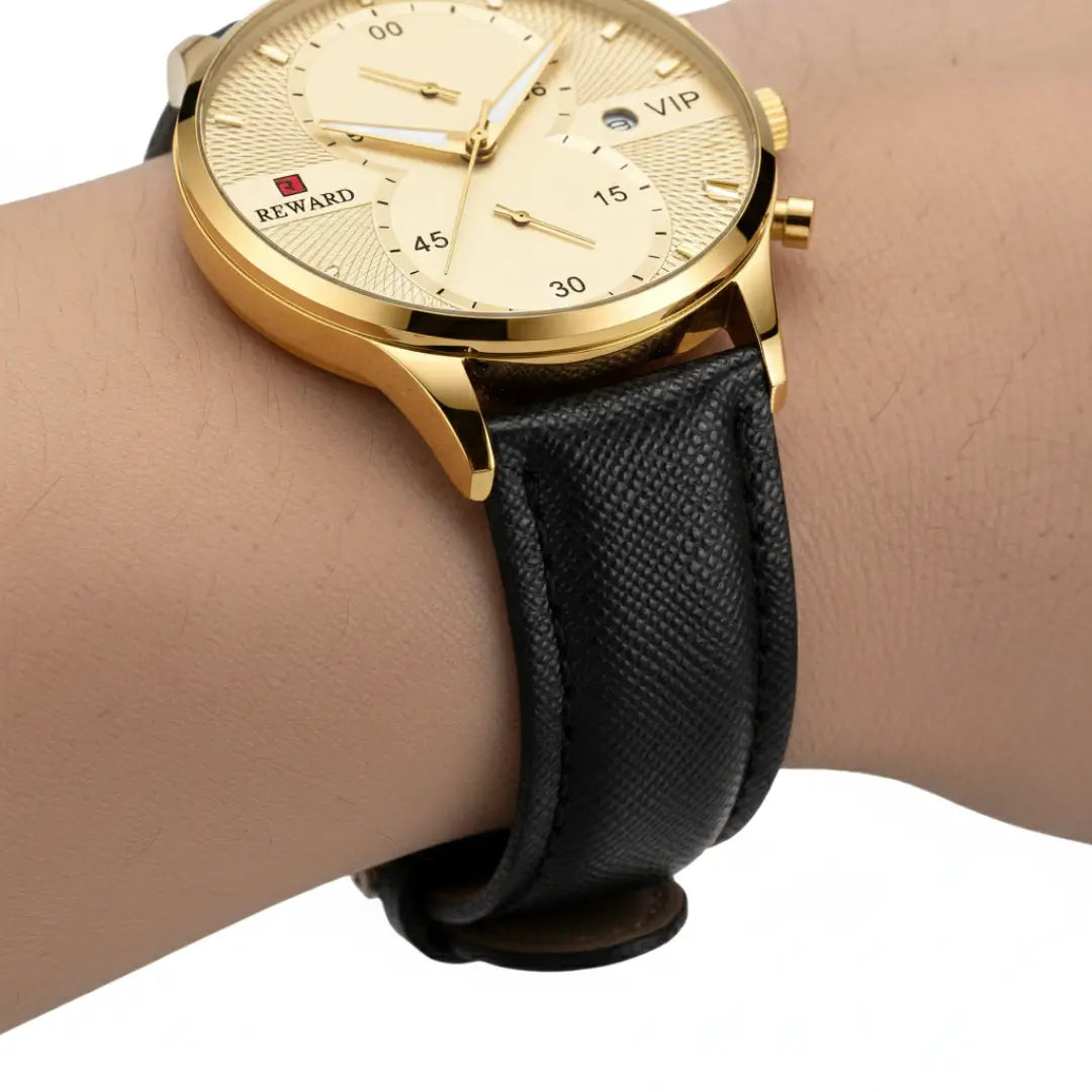 Vista do relógio clássico masculino Reward VIP Linéar Gold no pulso, mostrando o encaixe entre a caixa e a pulseira