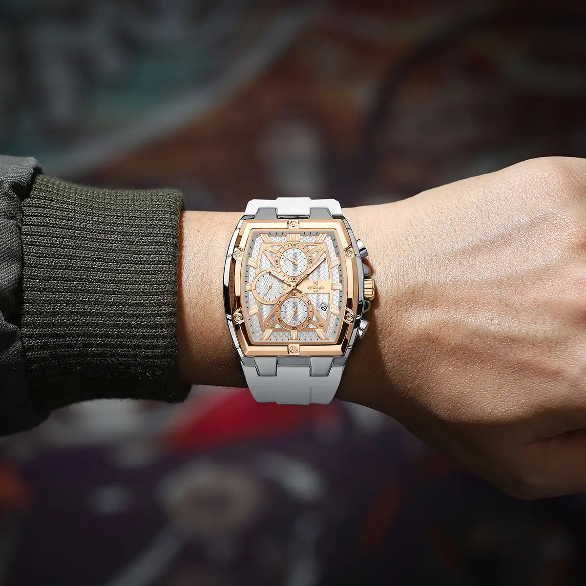 Relógio esportivo masculino branco modelo Reward VIP GrandMaster sendo utilizado no pulso destacando sua imponência e luxo