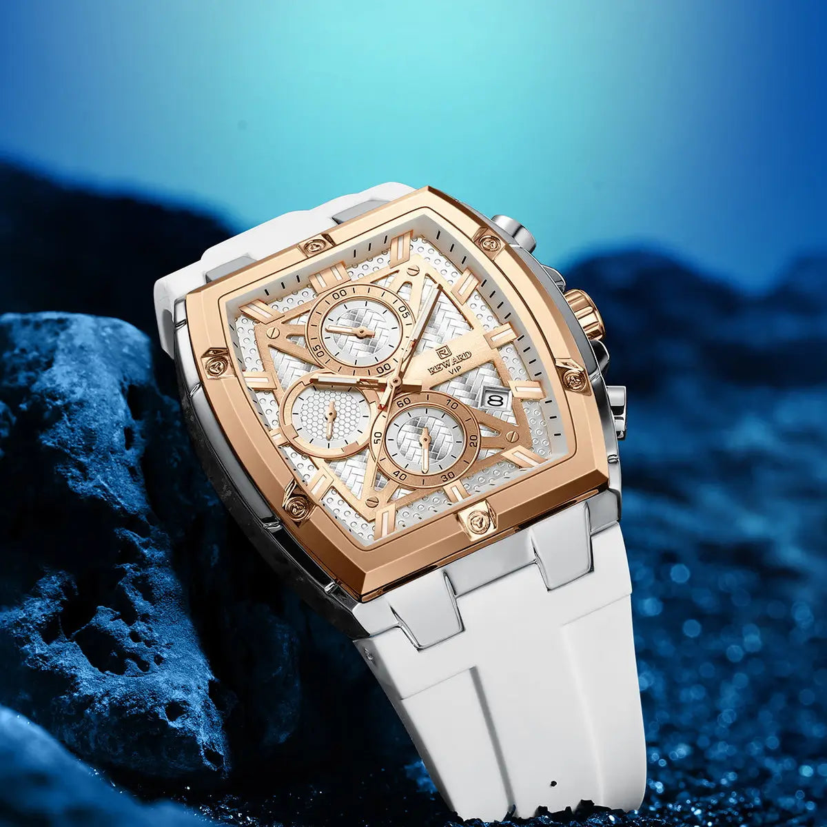 Relógio esportivo masculino branco Reward VIP Tonneau GrandMaster com close na caixa prata com bisel cor ouro rosa destacando sua imponência e brilho