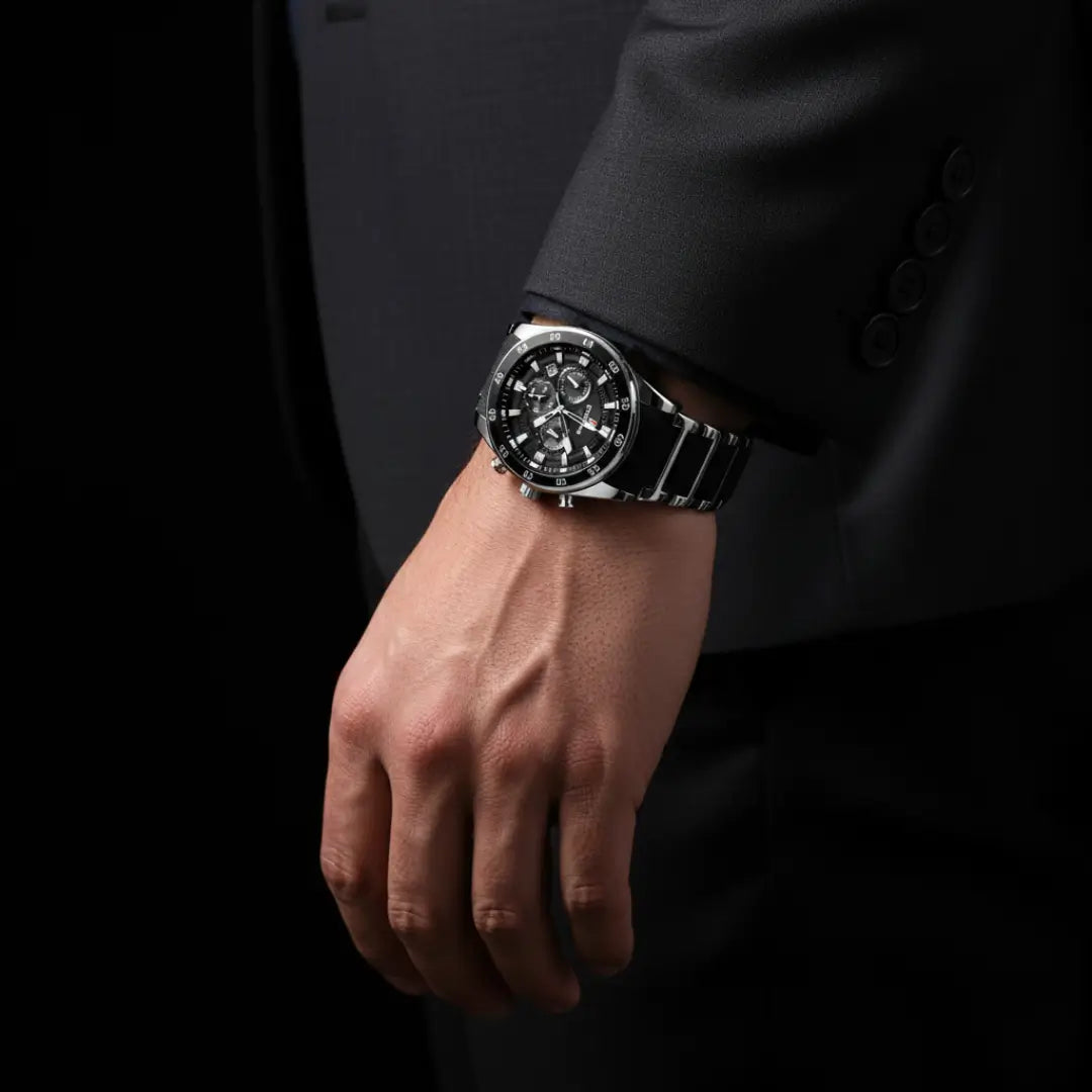 Relógio esportivo masculino Cronos prata no pulso, com visual robusto e moderno