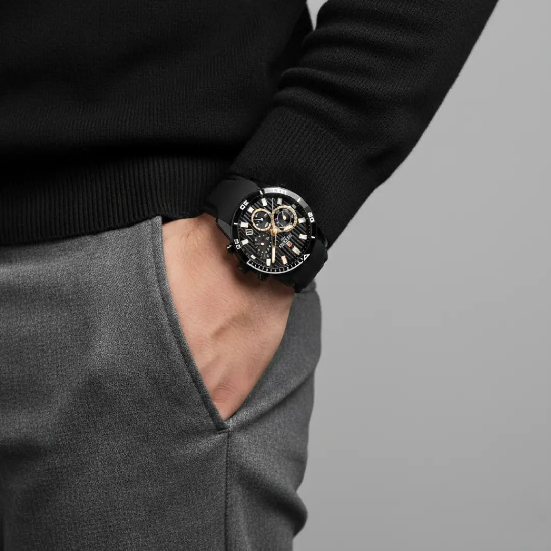 Relógio esportivo masculino preto com ponteiros dourado Reward VIP Aurion Sport 44mm visto sob o pulso