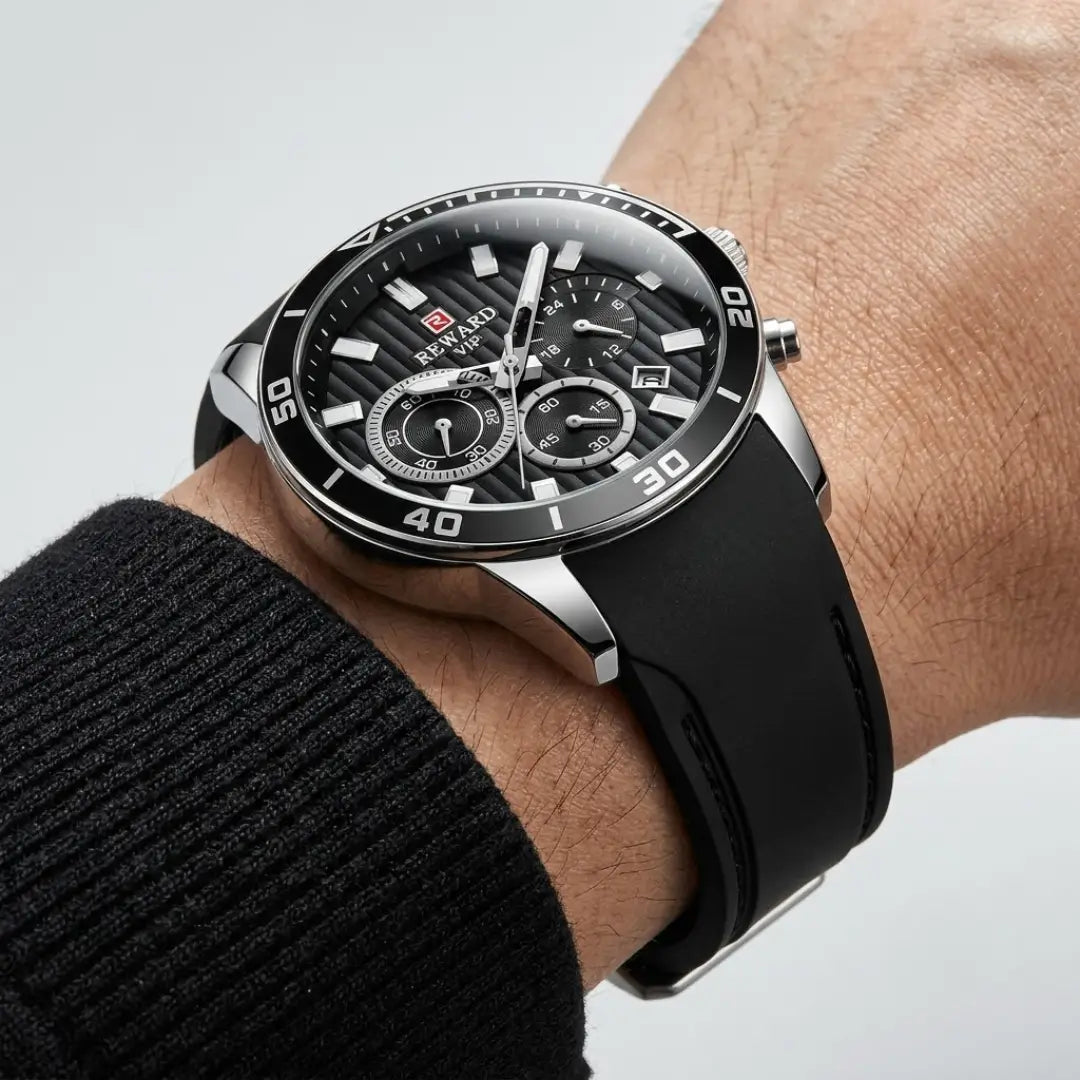 Relógio esportivo masculino preto com detalhes prata com vista sob o pulso do modelo Reward VIP Aurion Sport 44mm
