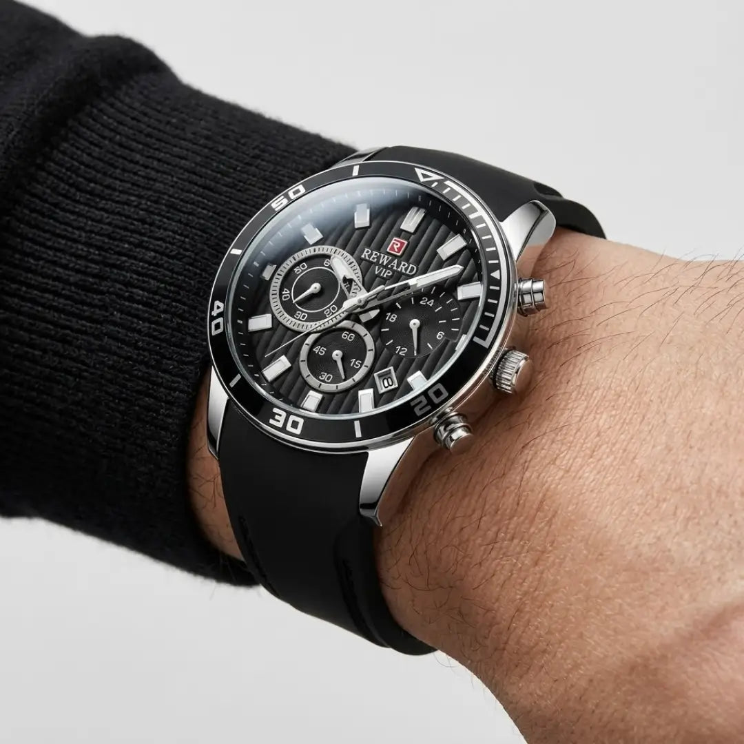 Relógio esportivo masculino preto com detalhes prata com vista sob o pulso em outro ângulo do modelo Reward VIP Aurion Sport 44mm