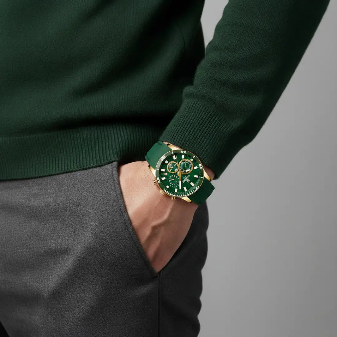 Relógio esportivo masculino verde e dourado Aurion Sport 44mm sob o pulso