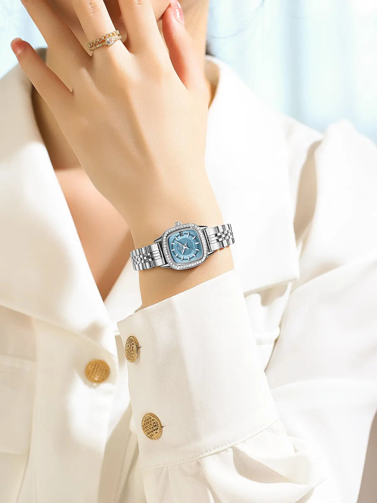 Relógio feminino quadrado prata com mostrador azul elegante e pulseira em prata utilizado no pulso