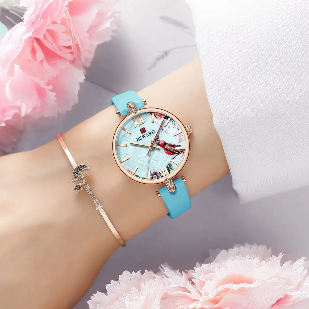 Relógio Feminino azul Reward VIP Turquoise com movimento quartzo no pulso da modelo