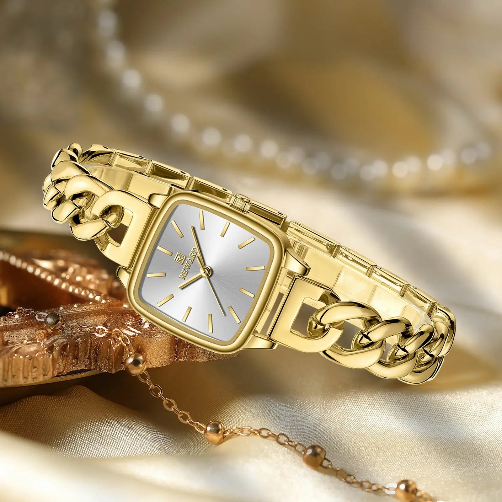 Relógio feminino dourado com formato quadrado e close no mostrador prata com gradiente