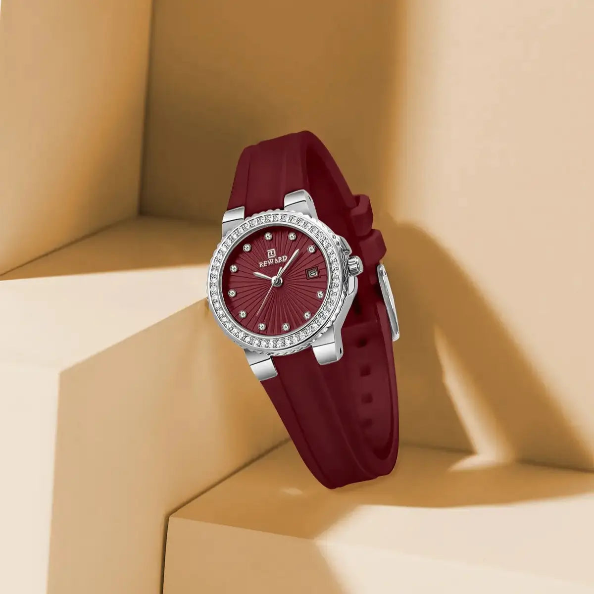Relógio feminino pequeno marsala com caixa em aço prata e bisel canelado com moissanite 