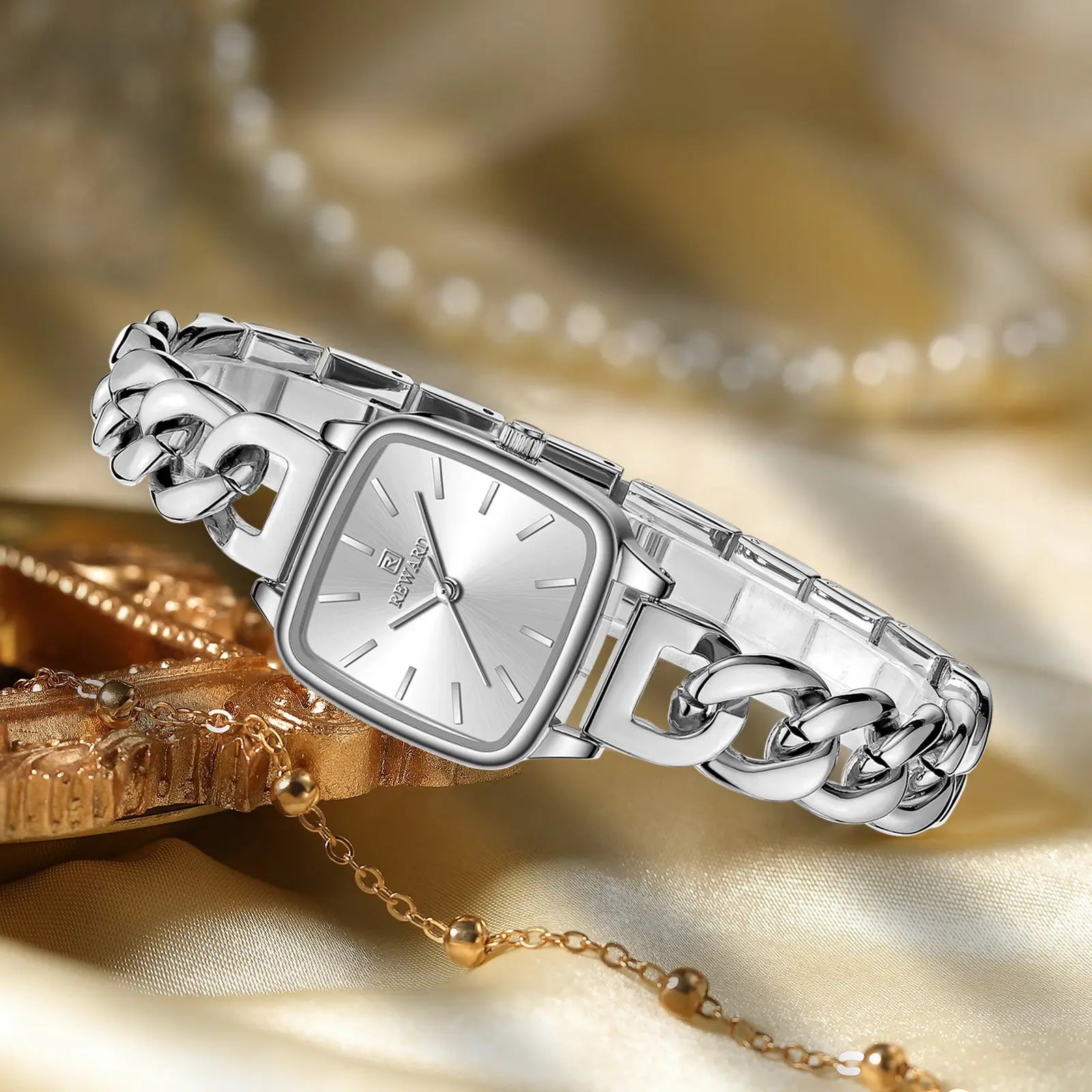 Relógio feminino prata pequeno com design quadrado destacando seu mostrador prata 
