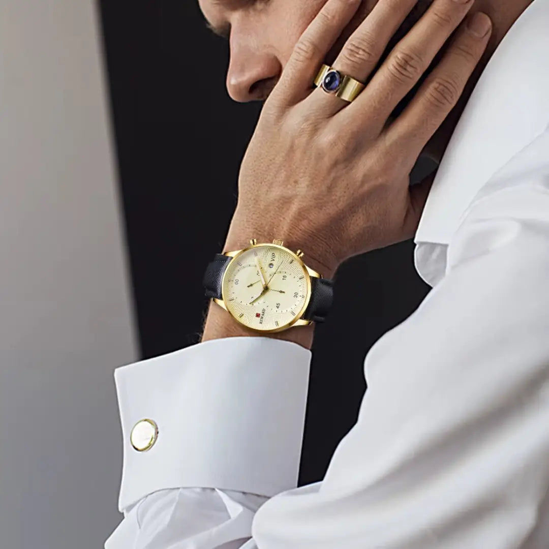 Relógio Linéar dourado da Reward Vip no pulso – estilo refinado