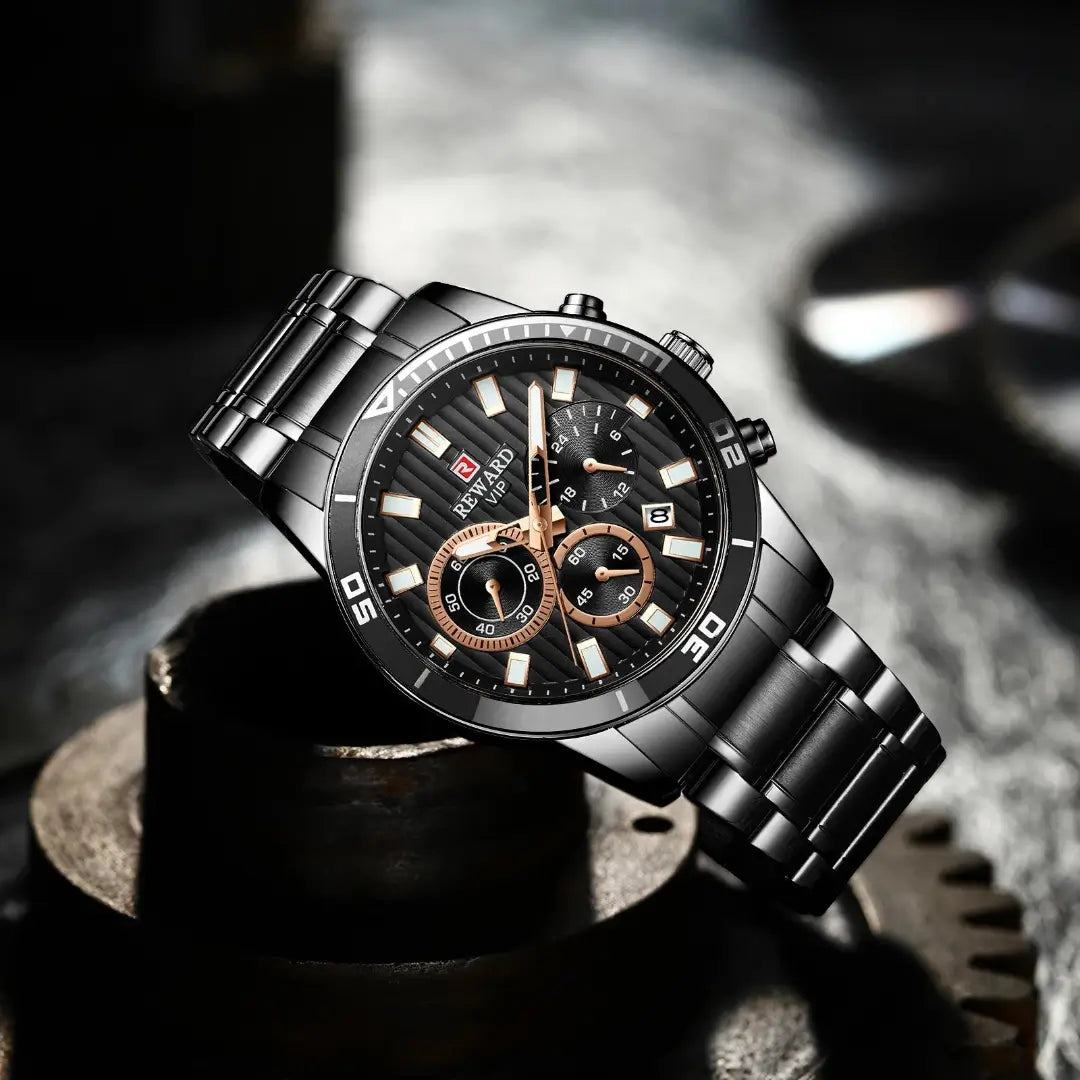 Mostrador preto com ponteiros dourado – relógio masculino elegante visto de outro ângulo.