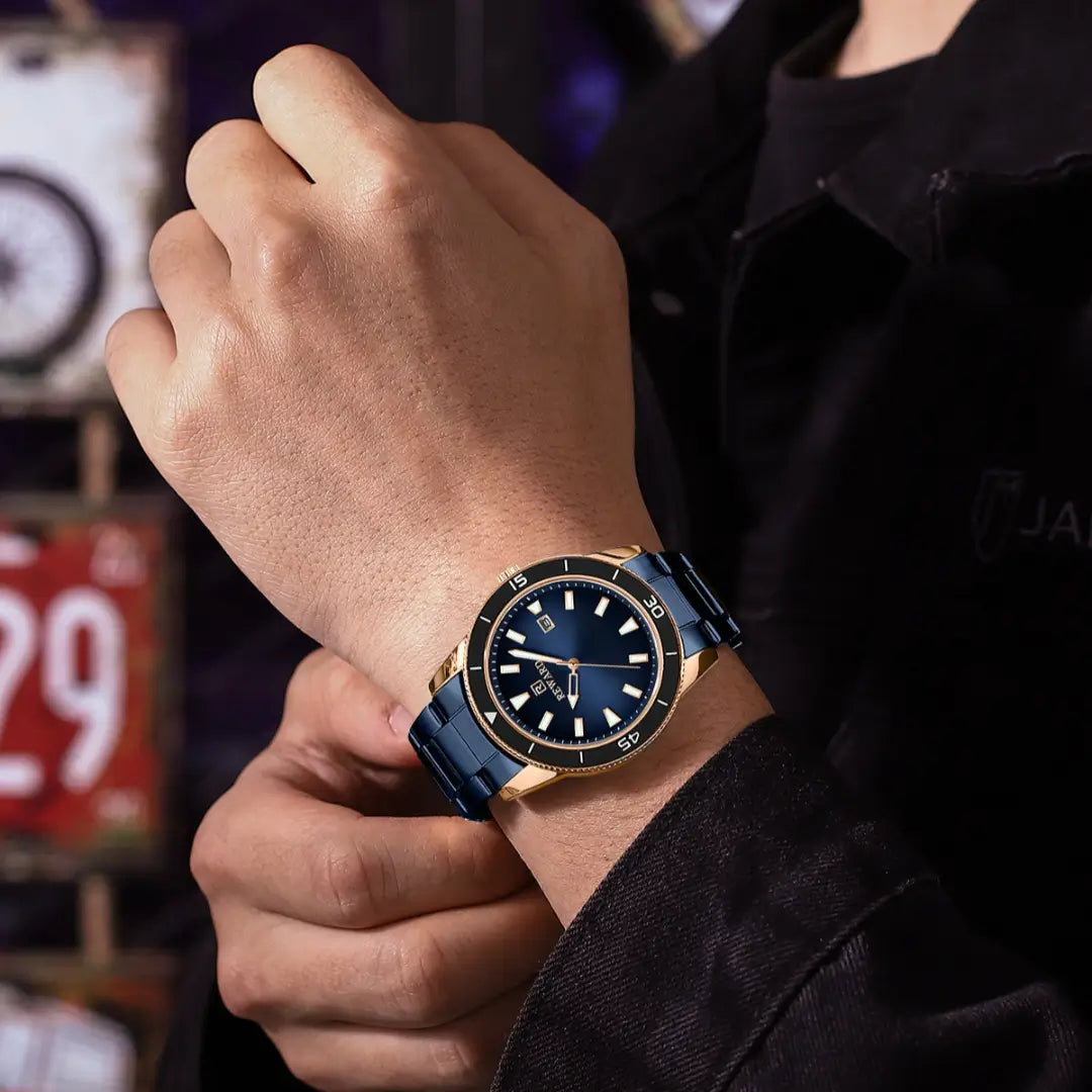 Relógio masculino azul Reward VIP Heritage no pulso, com mostrador elegante e acabamento metálico, transmitindo estilo e sofisticação