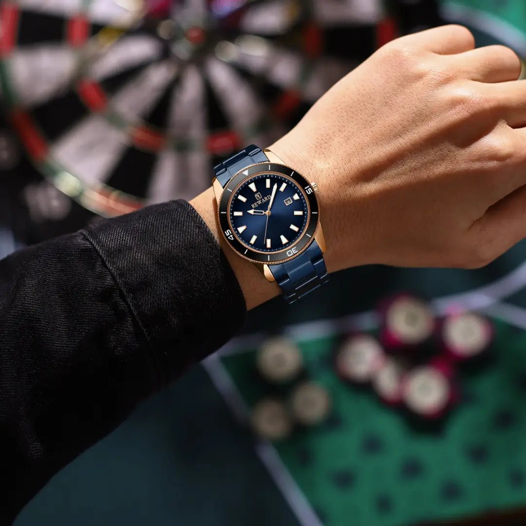 Relógio masculino azul Reward VIP Heritage usado no pulso, com mostrador metálico, caixa elegante e visual sofisticado em evidência