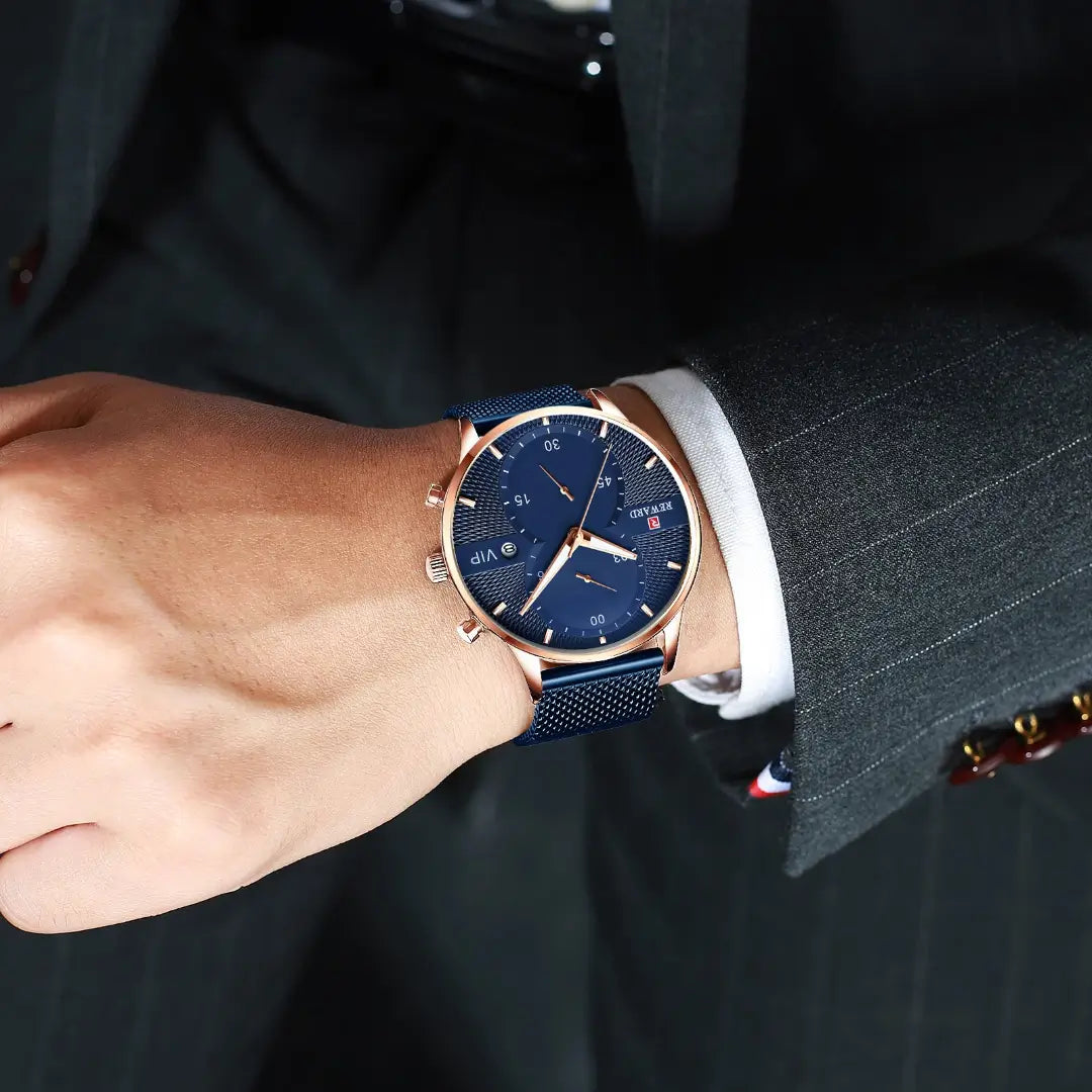 Relógio masculino azul Reward VIP Linear usado no pulso em outro ângulo, com caixa rose gold e mostrador limpo, exibindo elegância discreta em detalhe