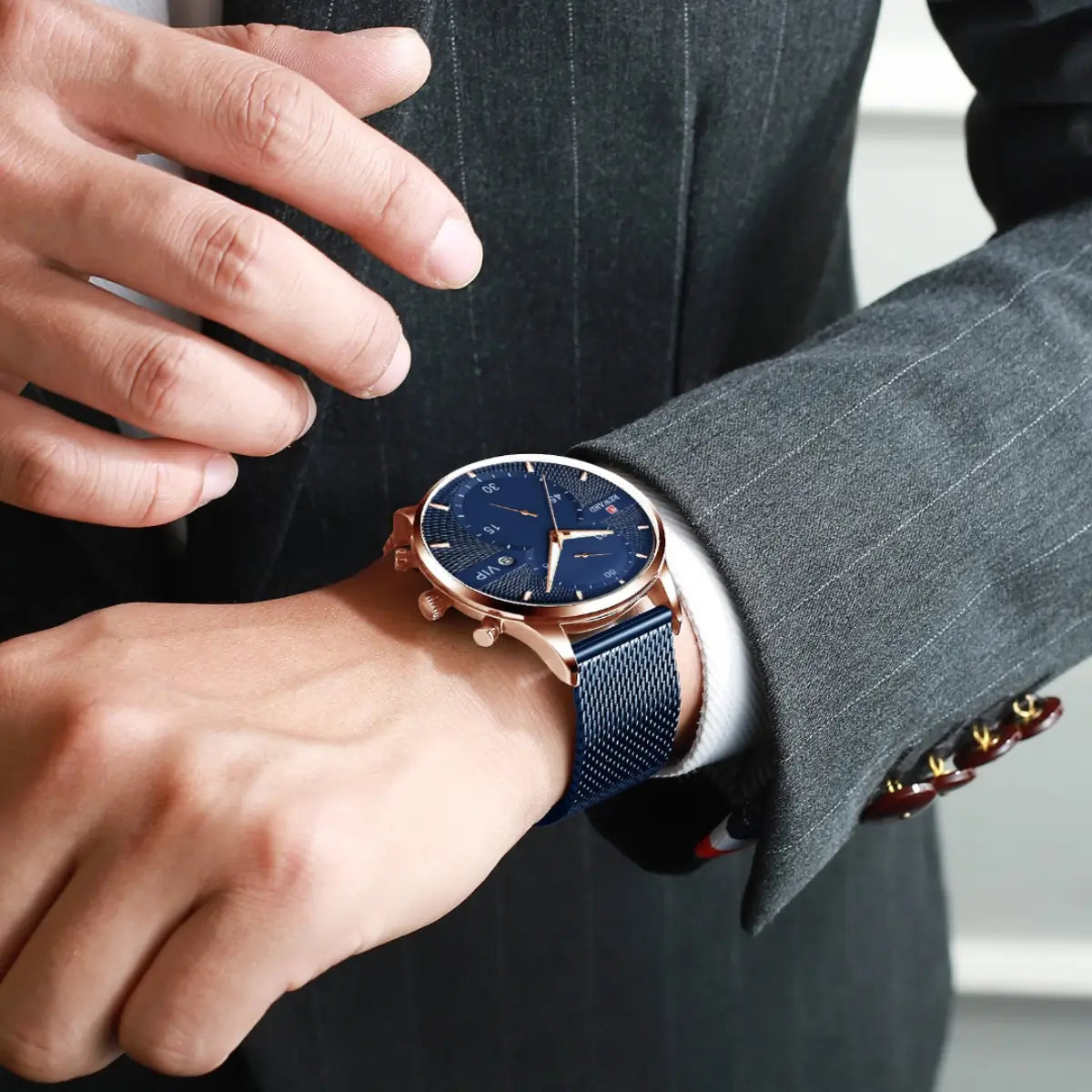 Relógio masculino azul Reward VIP Linear usado no pulso, com mostrador minimalista e caixa refinada em rose gold, destacando elegância e conforto