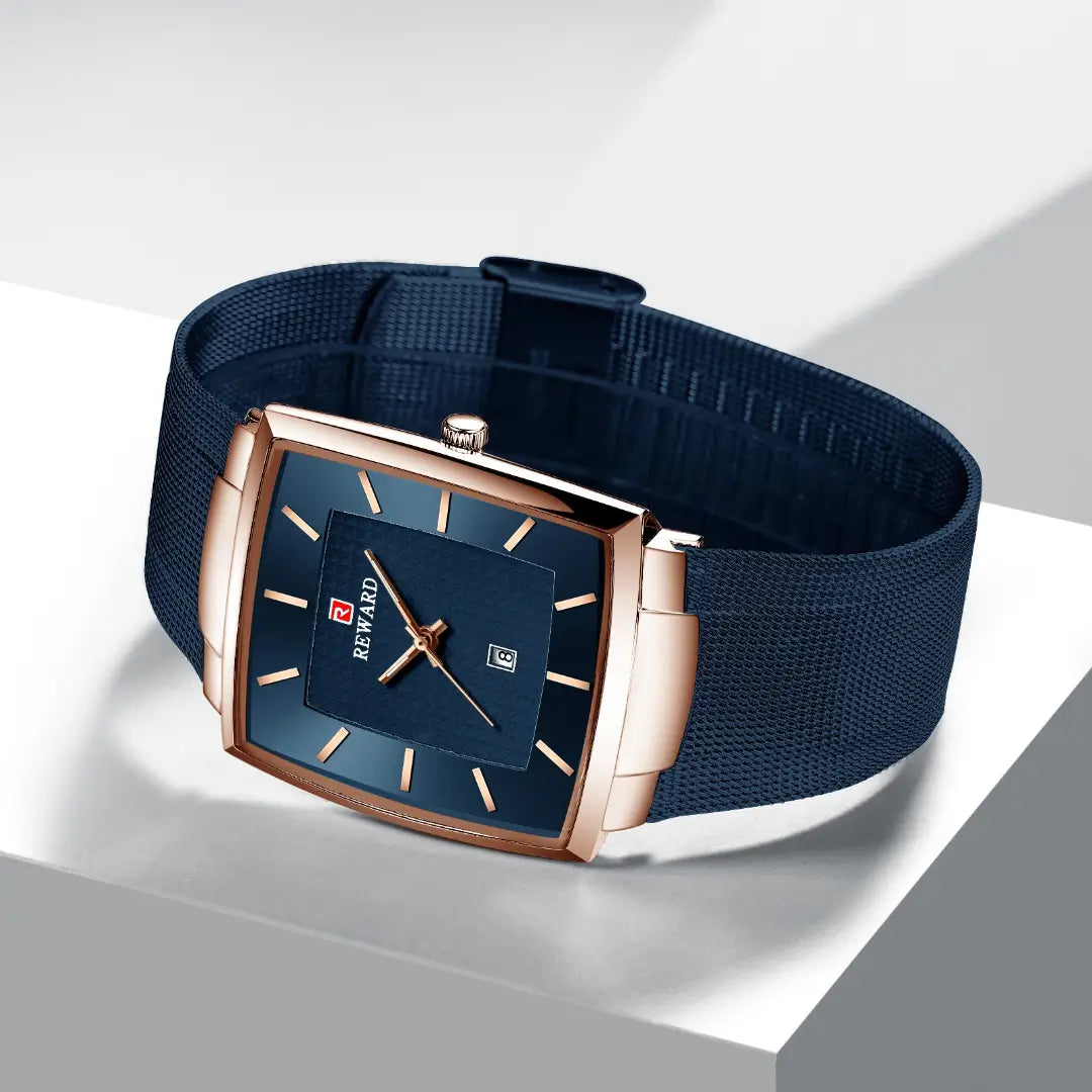 Relógio masculino azul Reward VIP Monaco Date deitado sobre parede branca com mostrador, pulseira, fecho e coroa visíveis em destaque