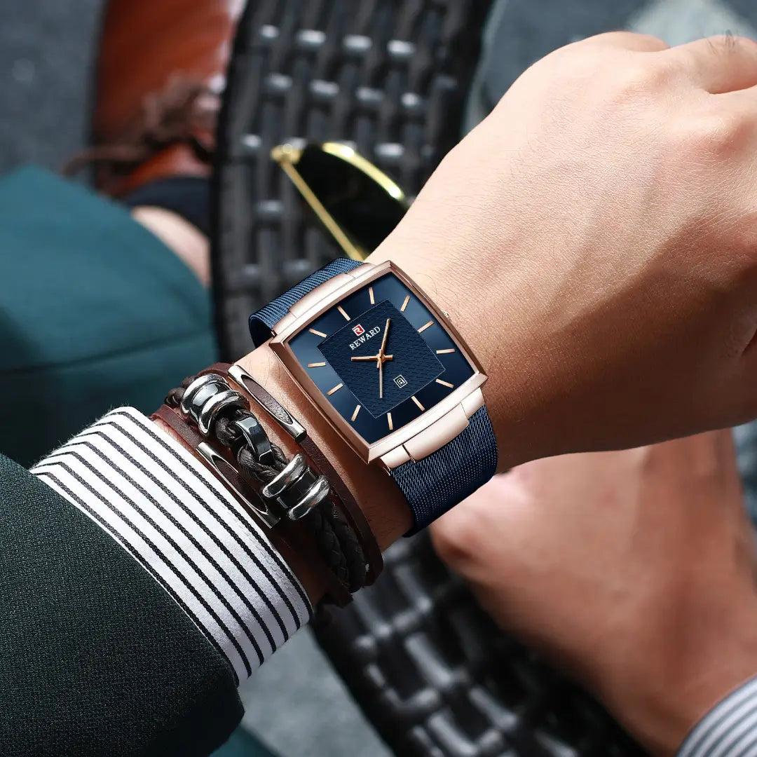 Relógio masculino azul Reward VIP Monaco Date no pulso, com mostrador e pulseira visíveis em novo ângulo de uso